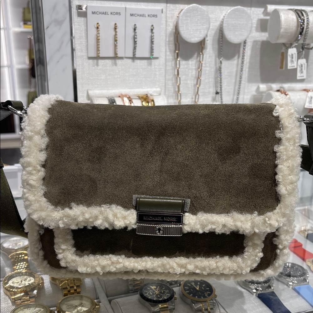 MICHAEL KORS Bradshaw Medium Suede and Faux Shearling Messenger Bag
Olive
NWT
L - Picture 1 of 16